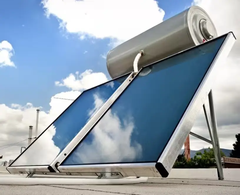 Colector solar térmico instalado sobre un techo